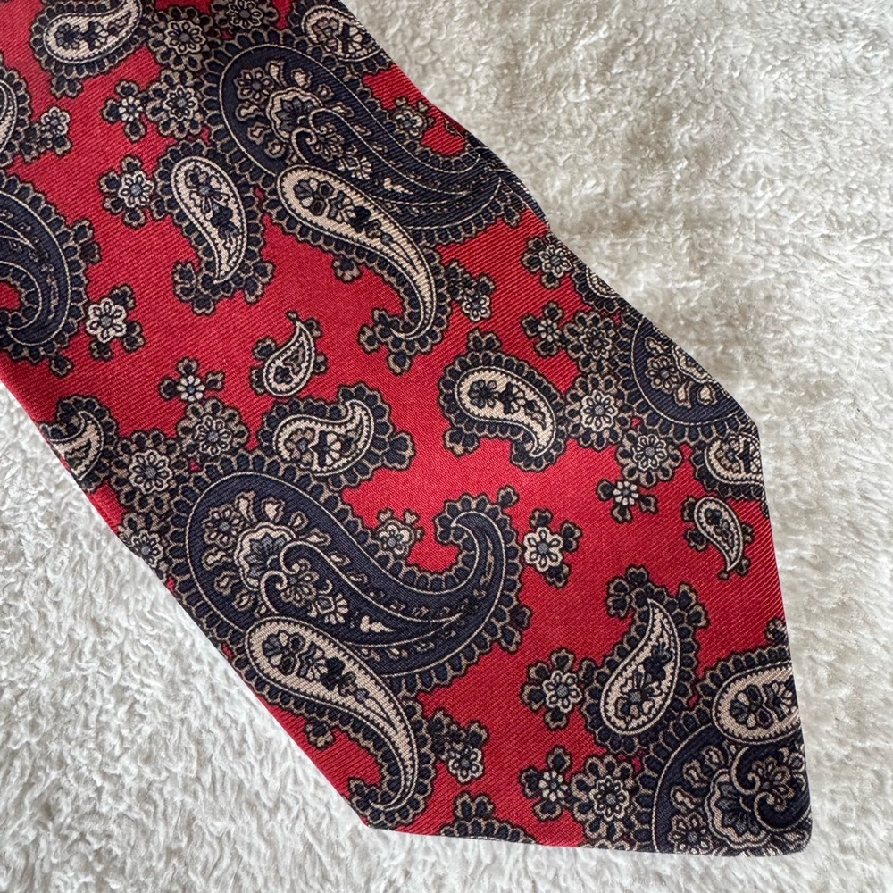 Burberry’s Men’s Red Paisley Necktie London 100% Pure Silk